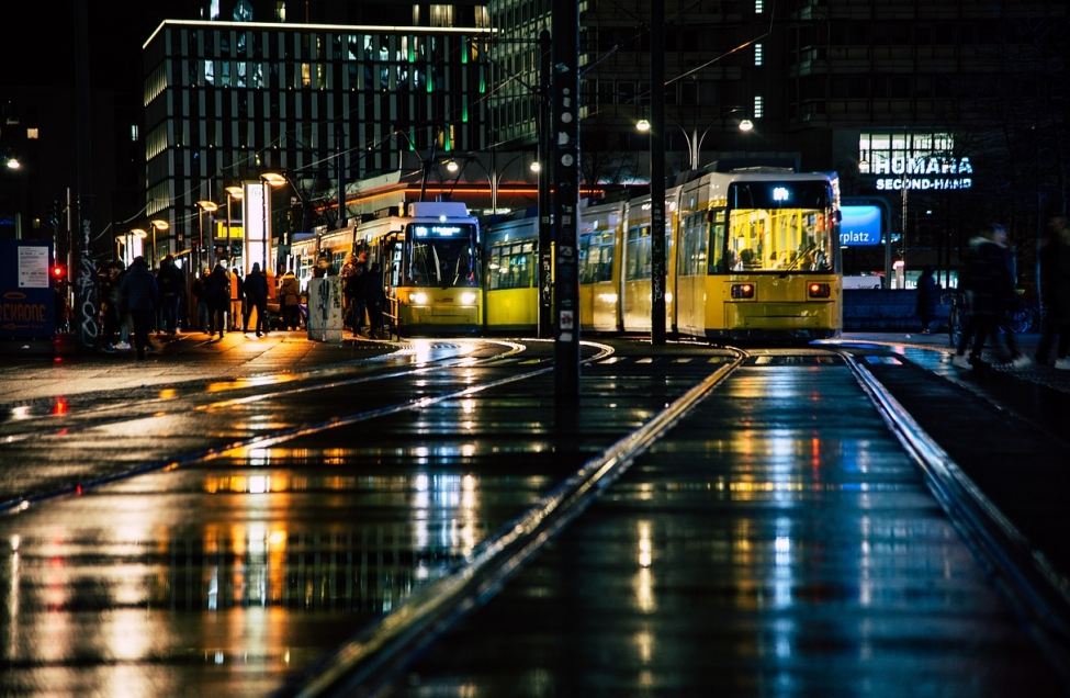 Zawirowania w ruchu miejskim Krakowa: Wykolejenie tramwaju i zmiany tras autobusowych!